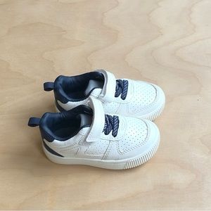 Carters Leather Sneakers Unisex Baby Size 5M.